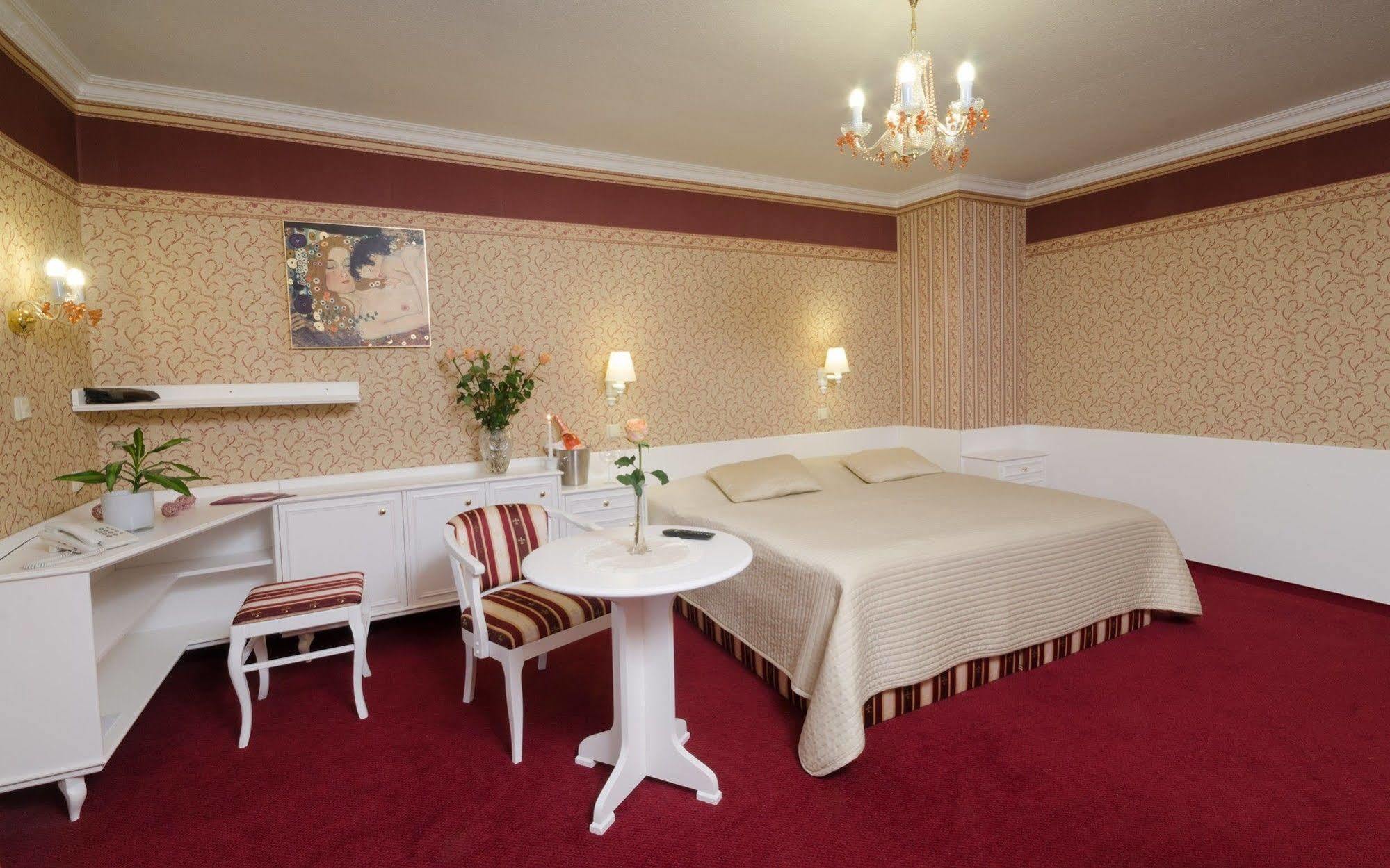 נימבורק Hotel Ostrov מראה חיצוני תמונה