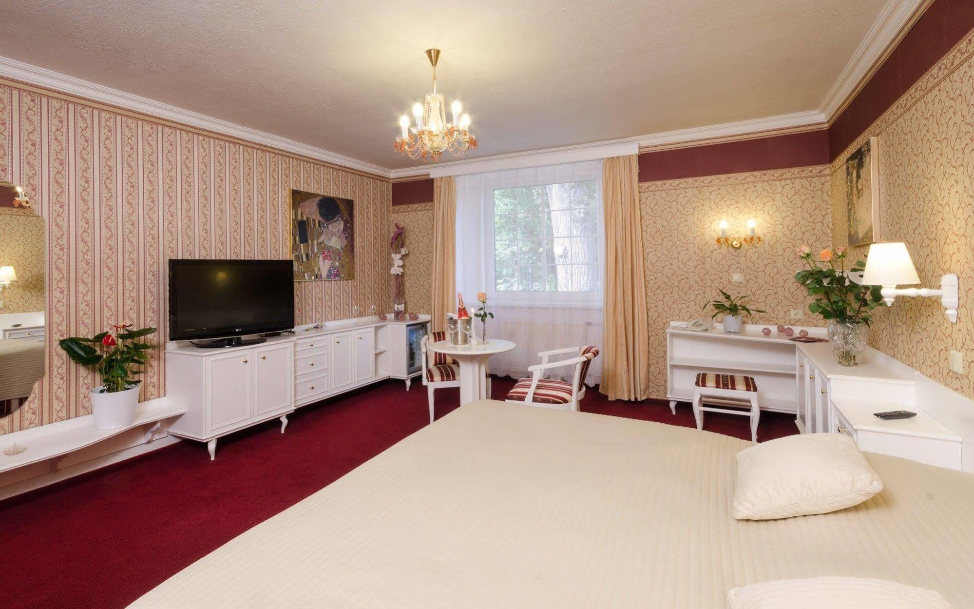 נימבורק Hotel Ostrov מראה חיצוני תמונה