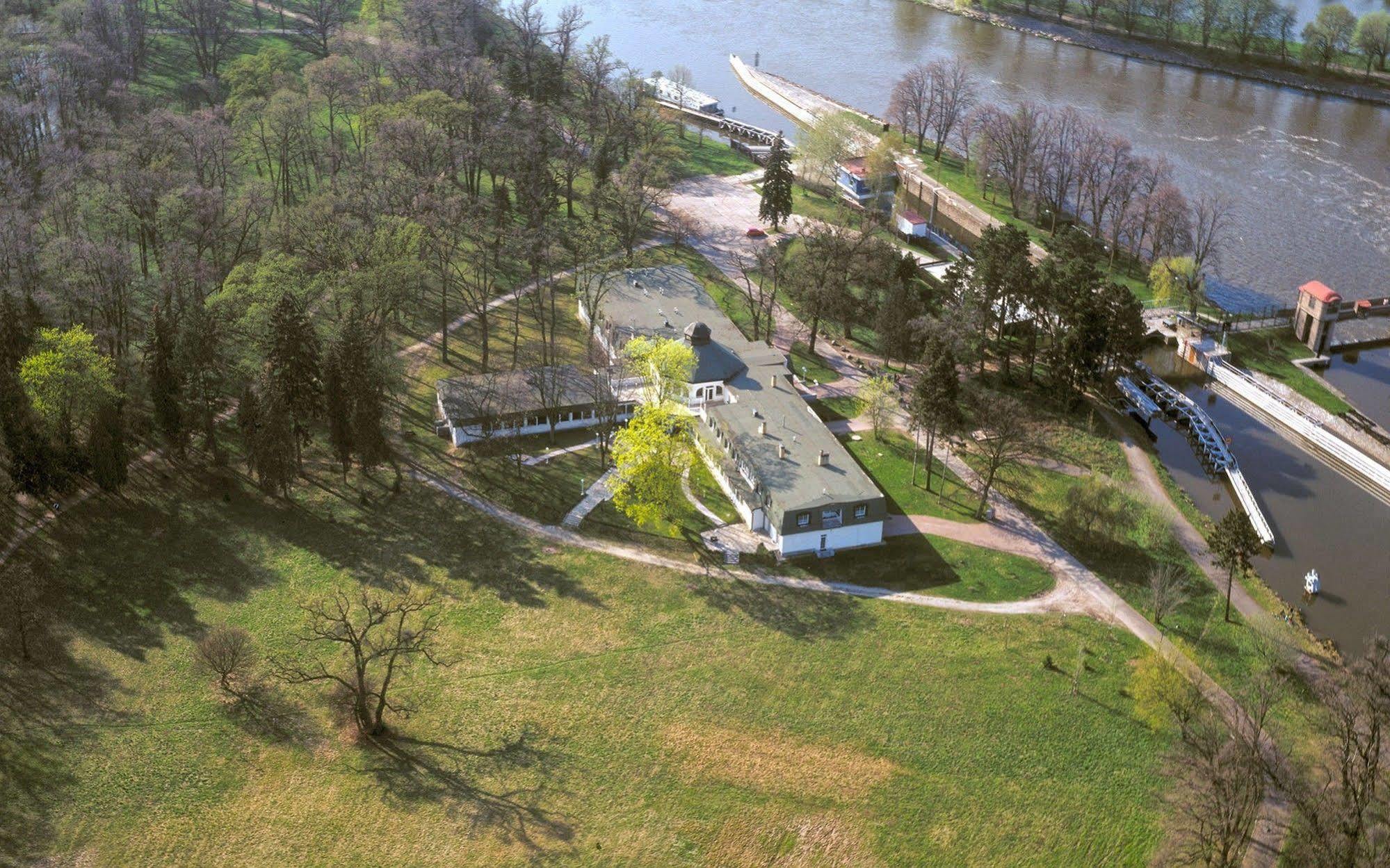 נימבורק Hotel Ostrov מראה חיצוני תמונה