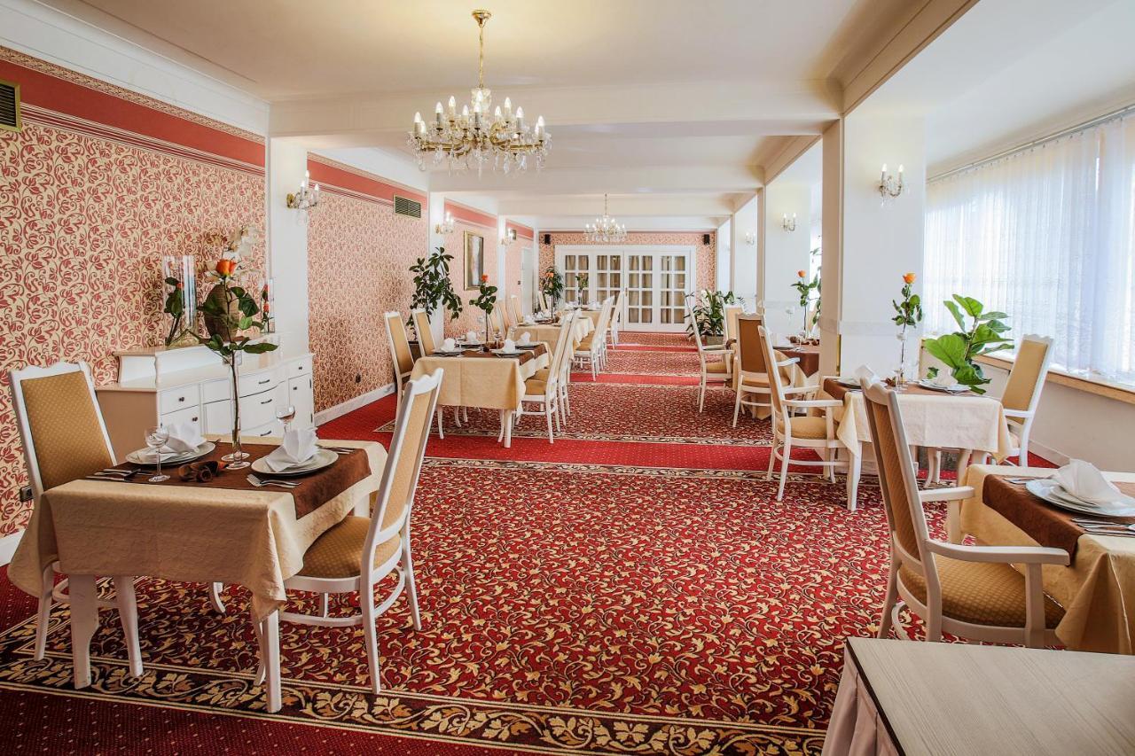 נימבורק Hotel Ostrov מראה חיצוני תמונה