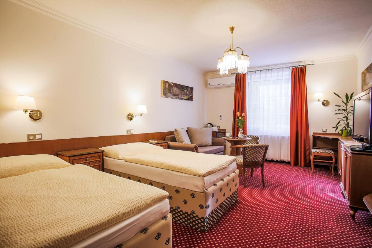נימבורק Hotel Ostrov מראה חיצוני תמונה